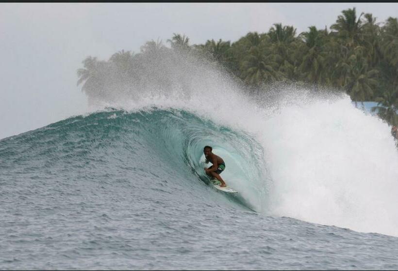 پانسیون Nias Kristov Surf Camp