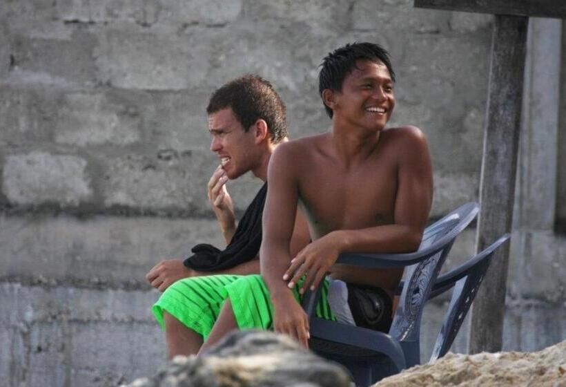 پانسیون Nias Kristov Surf Camp