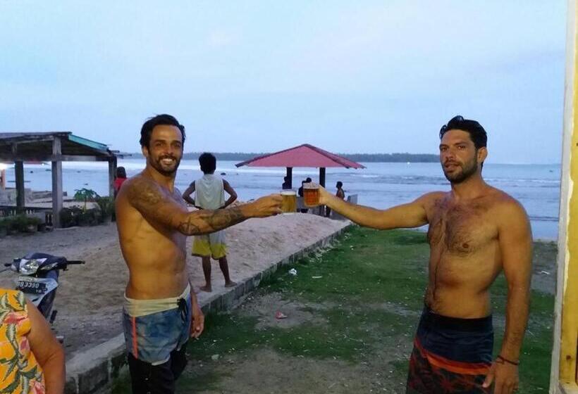 펜션 Nias Kristov Surf Camp