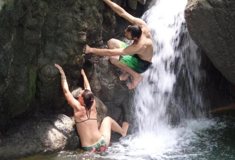 膳宿费 Nias Kristov Surf Camp