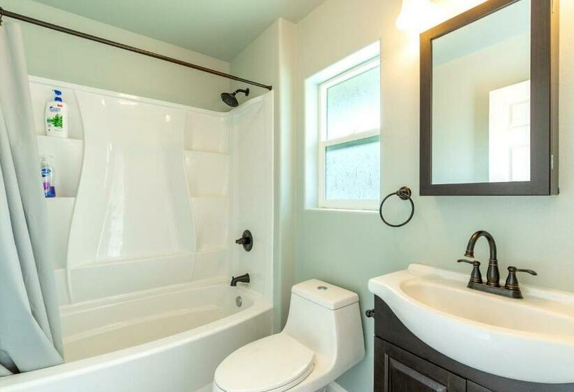 فندق صغير Ocean Breeze Inn