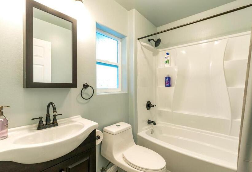 فندق صغير Ocean Breeze Inn