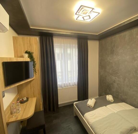 צימר Airport Almáskert Panzió