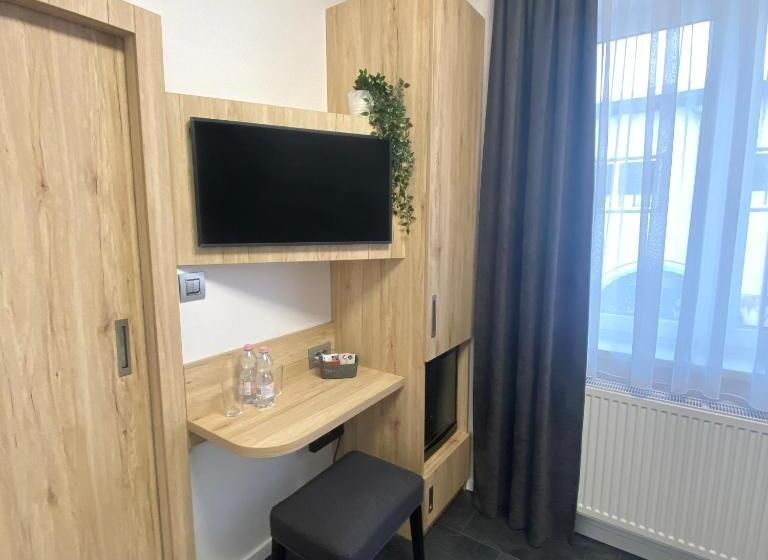 צימר Airport Almáskert Panzió