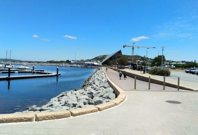 تختخواب و صبحانه C Est La Vie