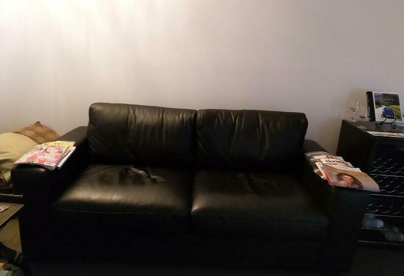 تختخواب و صبحانه C Est La Vie