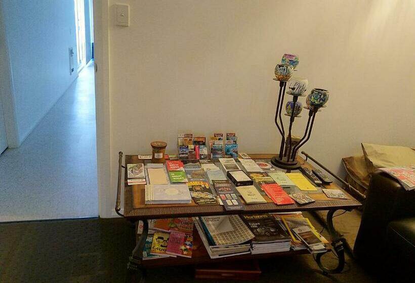 تختخواب و صبحانه C Est La Vie