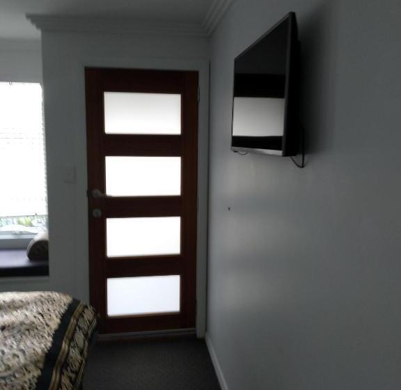 تختخواب و صبحانه C Est La Vie