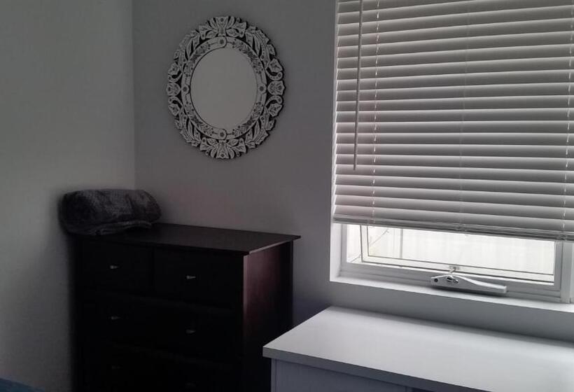 تختخواب و صبحانه C Est La Vie