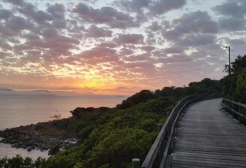 تختخواب و صبحانه C Est La Vie