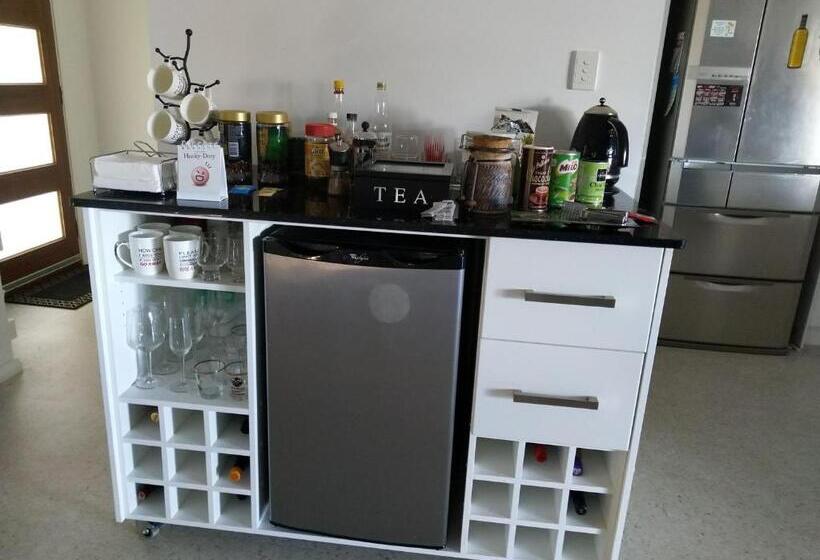 تختخواب و صبحانه C Est La Vie