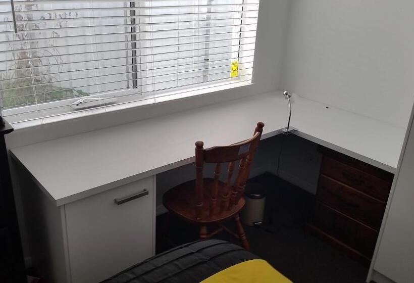 تختخواب و صبحانه C Est La Vie