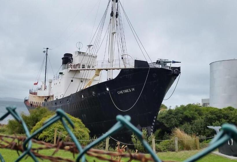 تختخواب و صبحانه C Est La Vie