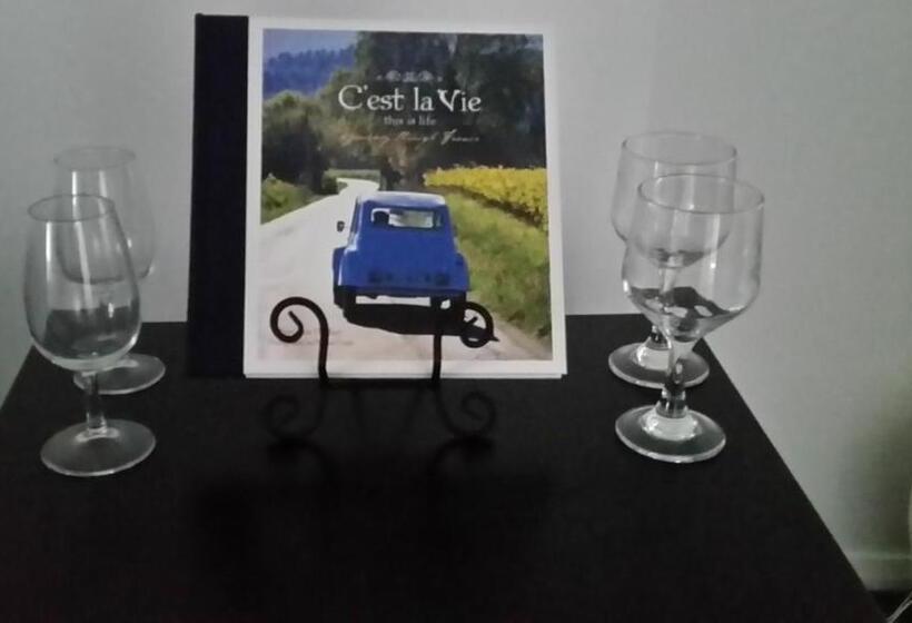 تختخواب و صبحانه C Est La Vie