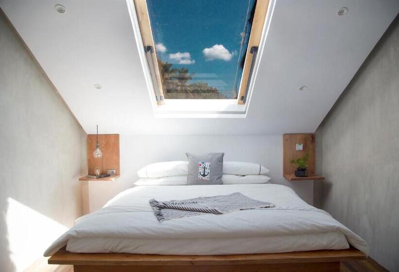 تختخواب و صبحانه Flores Passport House