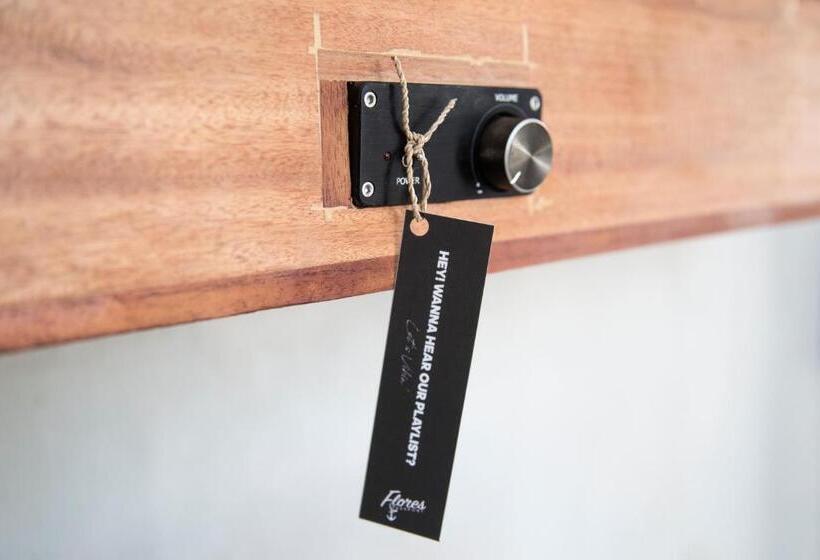 تختخواب و صبحانه Flores Passport House