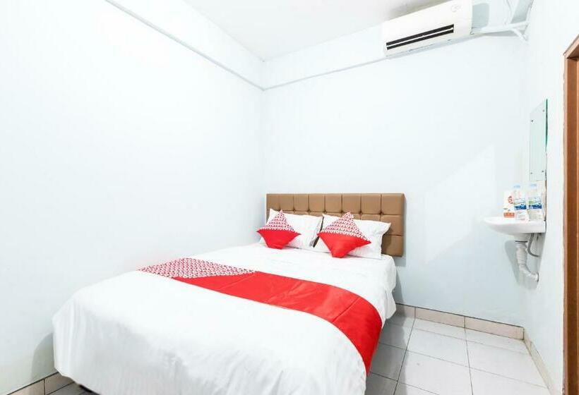 Отель Oyo 1516 Cemara Gading Syariah
