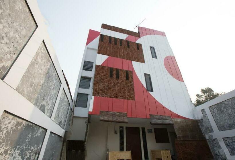 Отель Oyo 1516 Cemara Gading Syariah