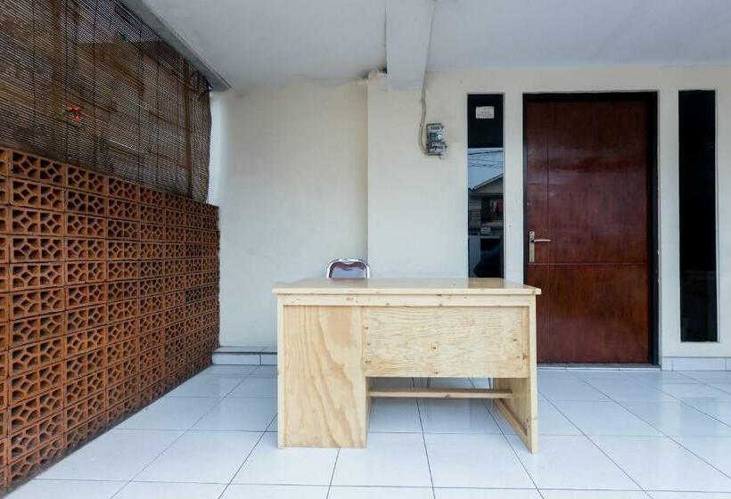 Отель Oyo 1516 Cemara Gading Syariah