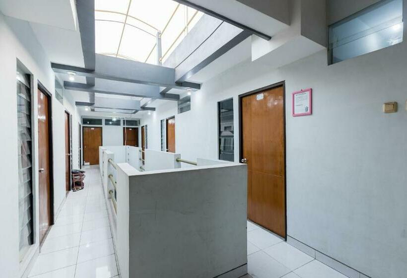 Отель Oyo 1516 Cemara Gading Syariah