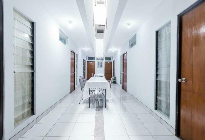 Отель Oyo 1516 Cemara Gading Syariah