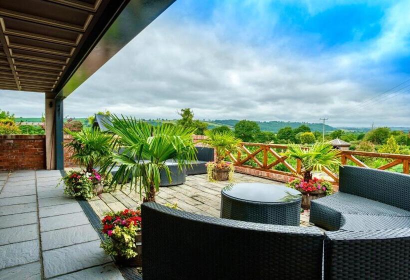 Отель Ye Olde Punchbowl Country Inn & Gardens