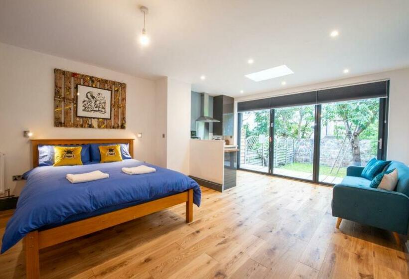 펜션 144 Lower Cheltenham Place