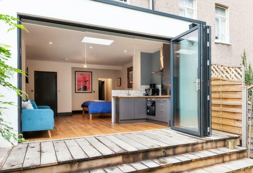 펜션 144 Lower Cheltenham Place