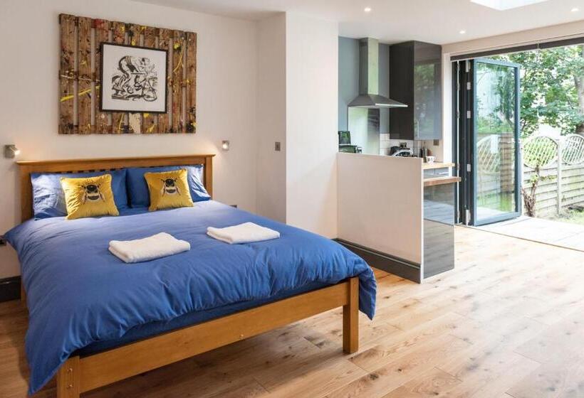 펜션 144 Lower Cheltenham Place