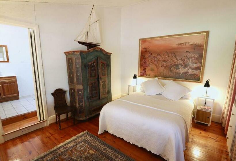 פנסיון Grey Masts, Robe