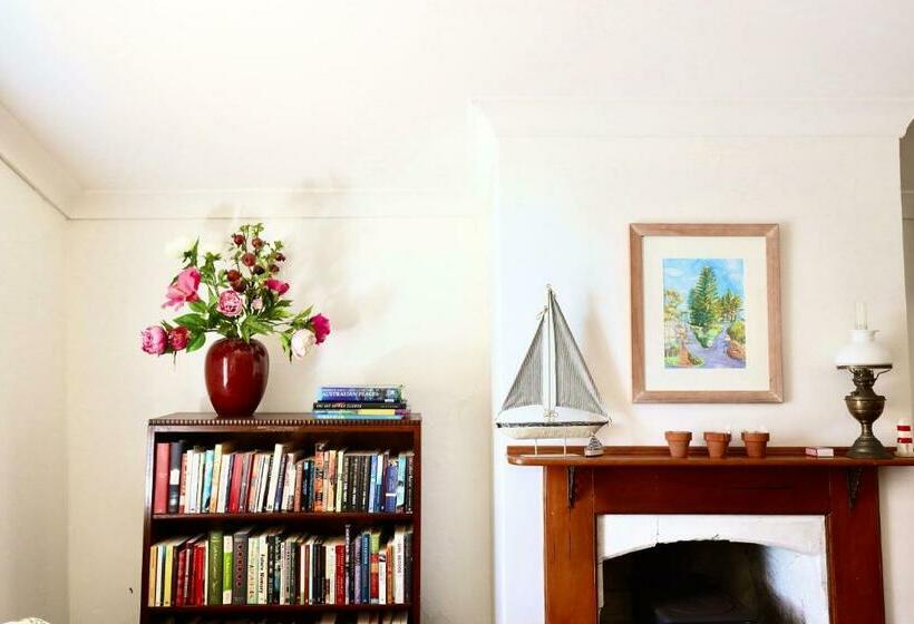 פנסיון Grey Masts, Robe