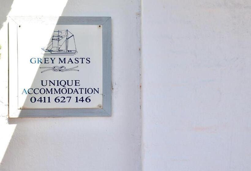 פנסיון Grey Masts, Robe