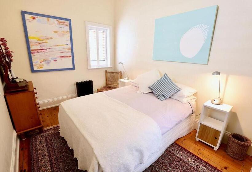 פנסיון Grey Masts, Robe