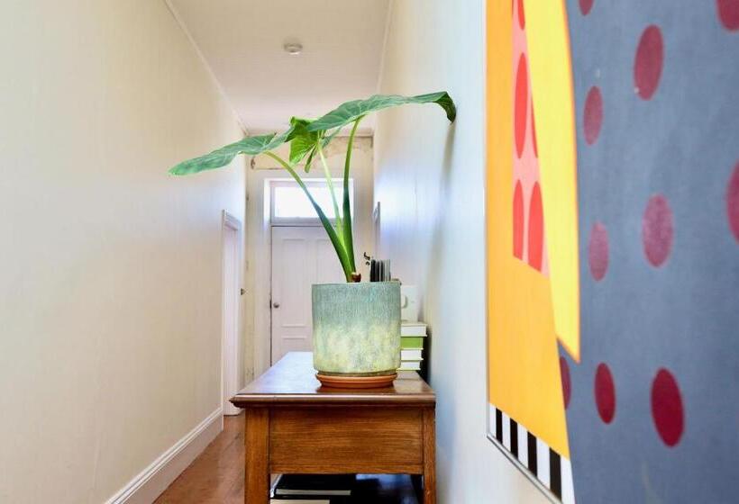 פנסיון Grey Masts, Robe