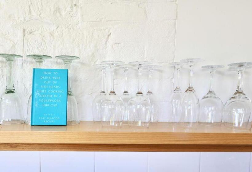 פנסיון Grey Masts, Robe