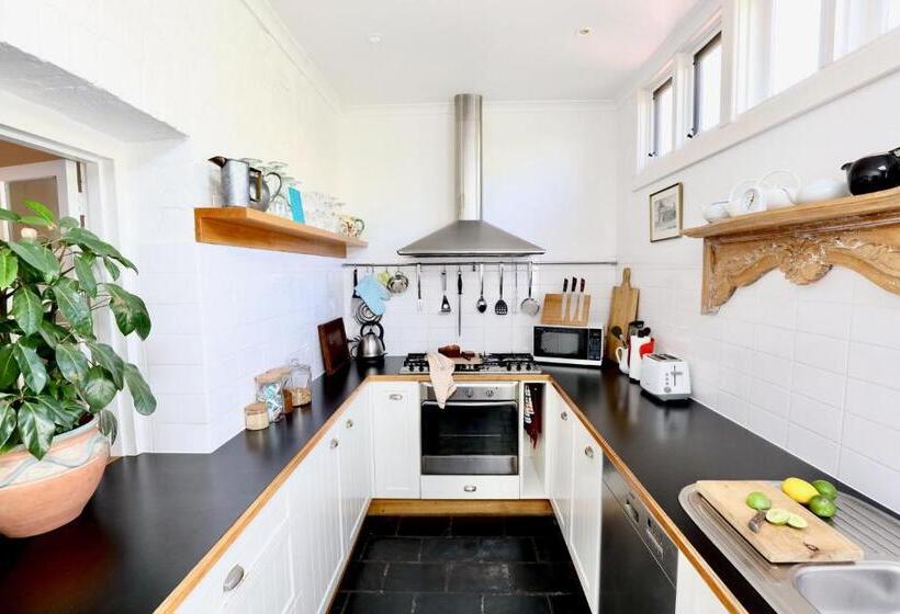 פנסיון Grey Masts, Robe