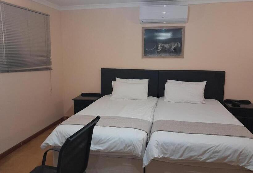 פנסיון Hluhluwe Gate Safari Camp