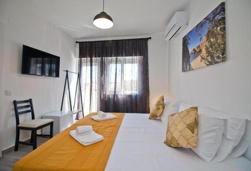 ペンション New Village Guest House