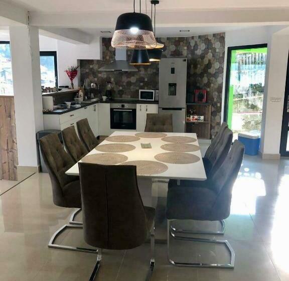 ペンション Noah River House