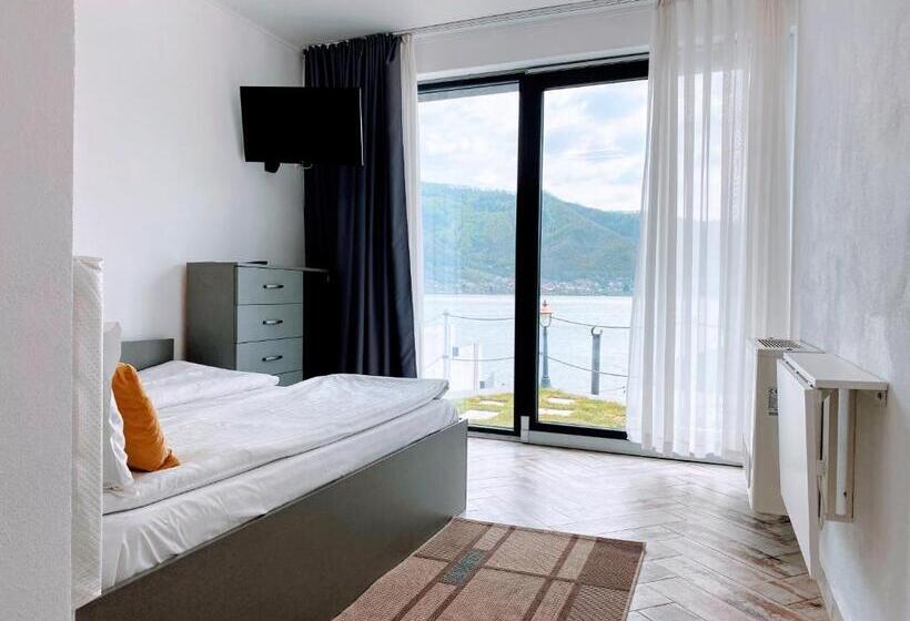 ペンション Noah River House