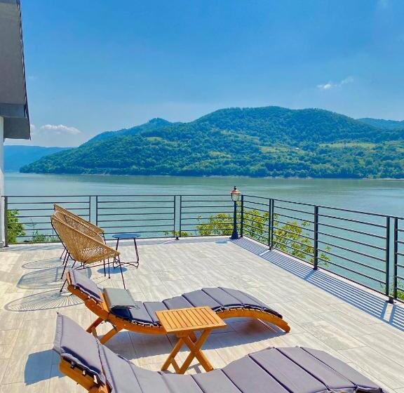 ペンション Noah River House