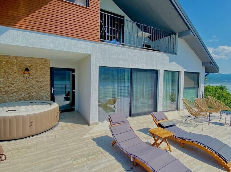 پانسیون Noah River House