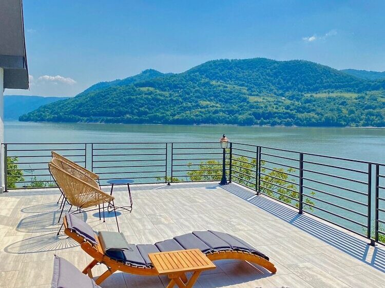 ペンション Noah River House