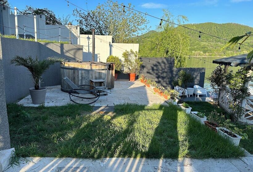 ペンション Noah River House