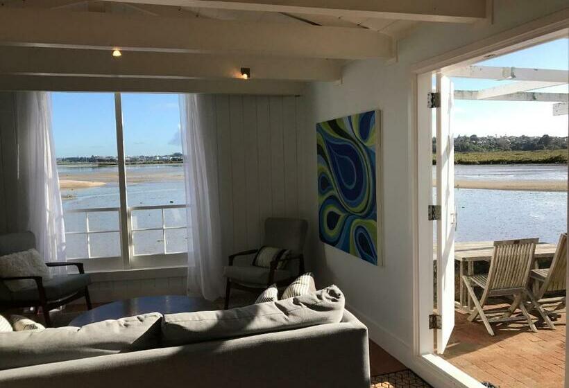 ペンション The Boat House