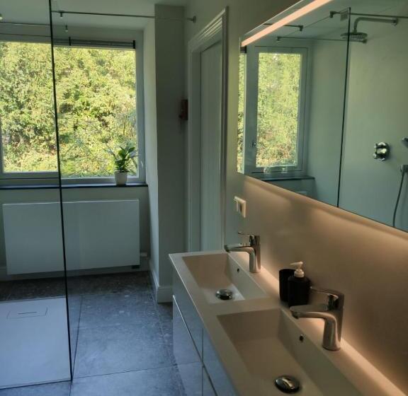 민박 Modern Palace Emma Staete