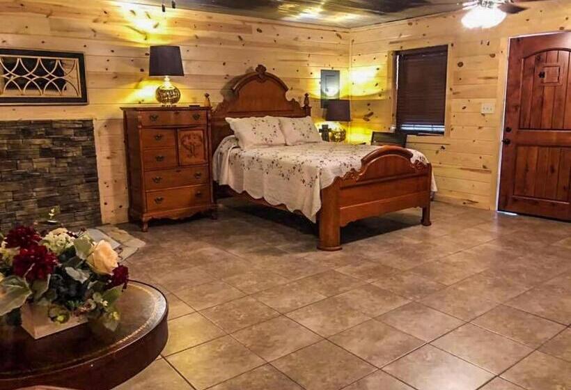 فندق Samantha S Timber Inn