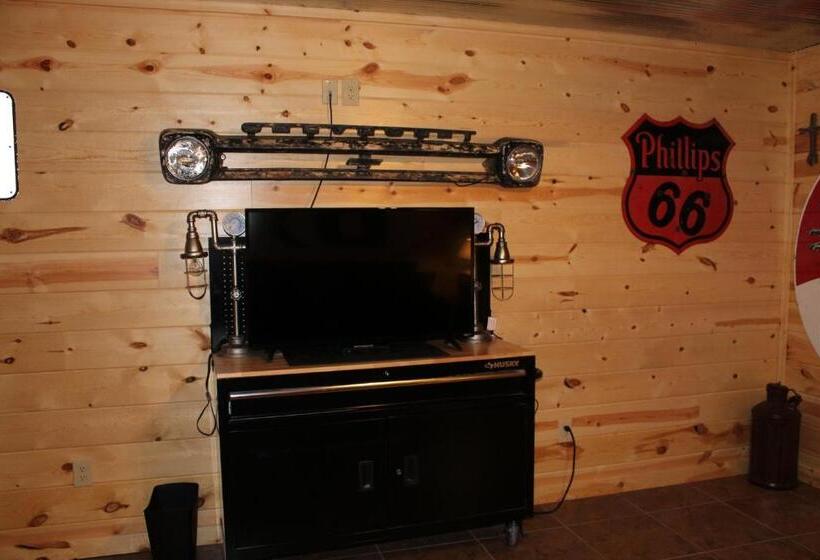 فندق Samantha S Timber Inn