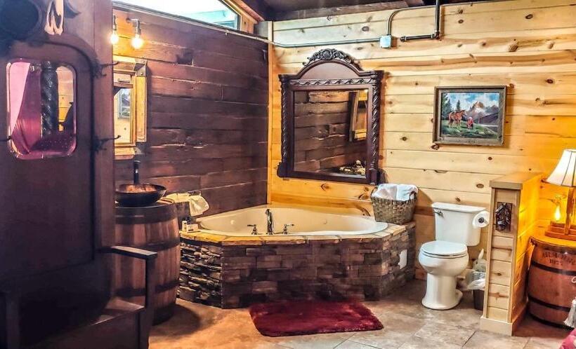 فندق Samantha S Timber Inn