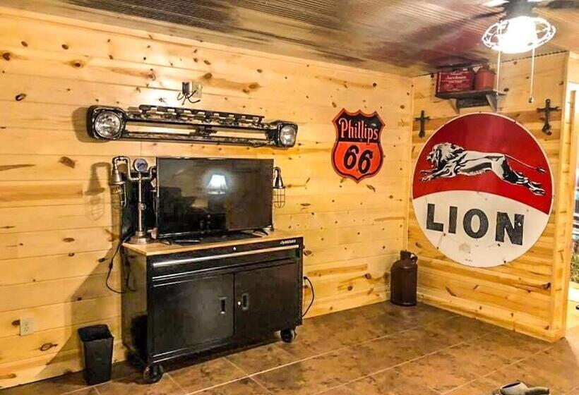 فندق Samantha S Timber Inn